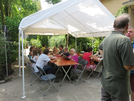 Foto bezoekers in de tuin tijdens de opendeurdag 2018