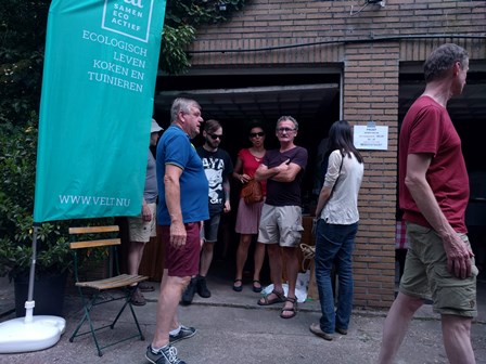 Foto velt medewerker voor de boekenstand tijdens  Opentuin 2018